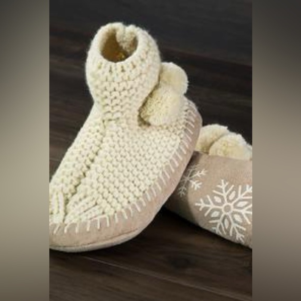 Western Moccasin Cream Bootie Slippers NWT Size S/M 6/7